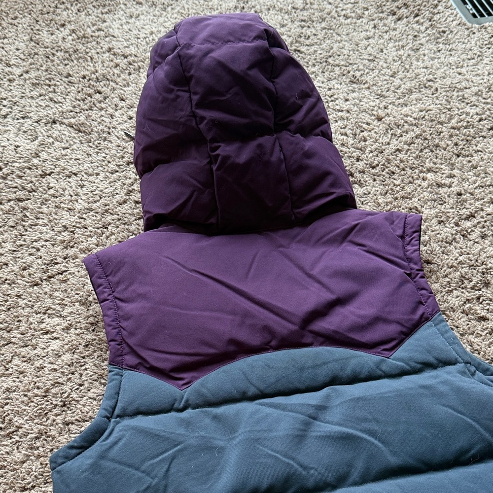 Patagonia Women’s Two-Tone (charcoal grey/dark purple) Hooded Vest, Sz. XS - Picture 4 of 12
